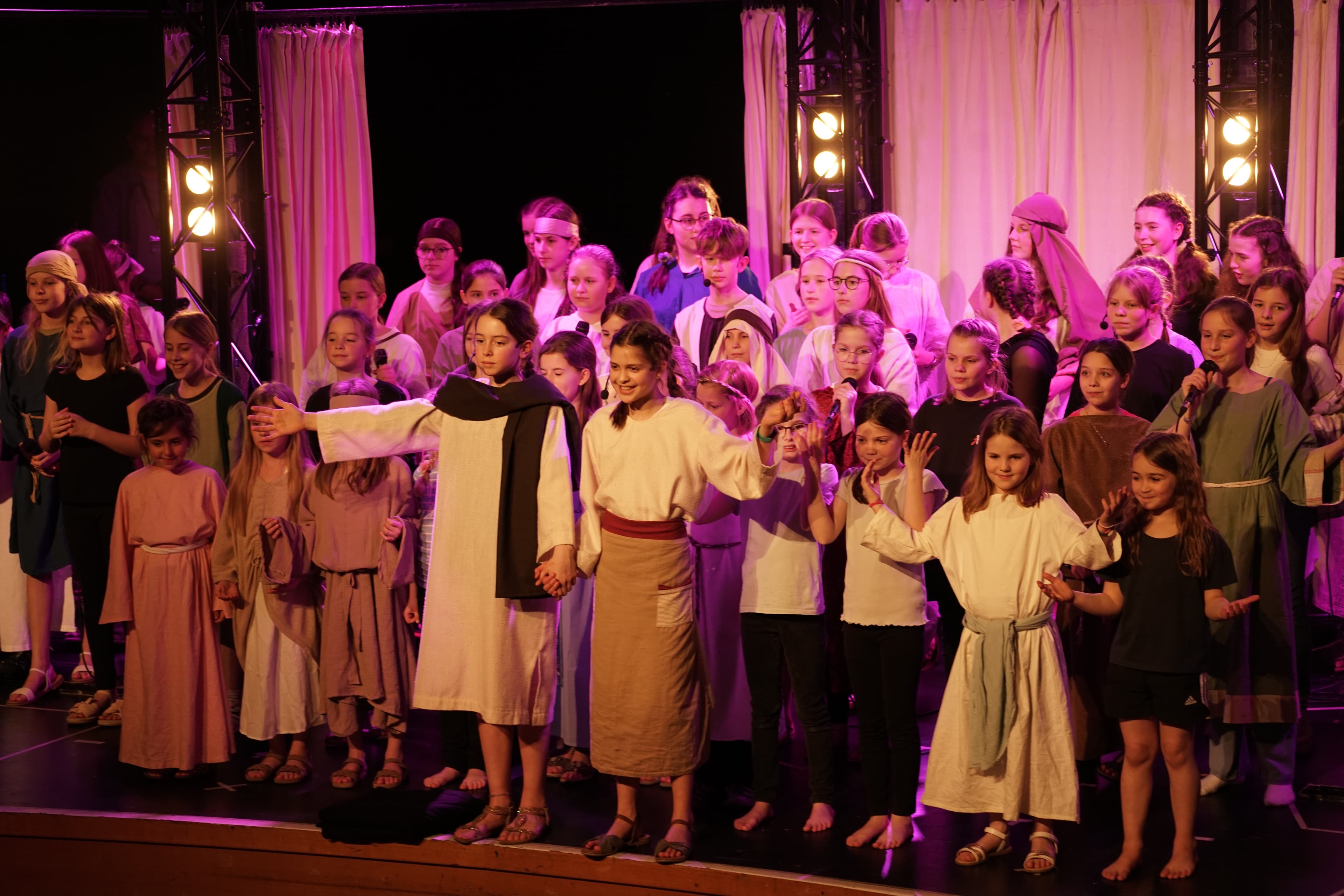 Ensemble auf der Musicalbühne