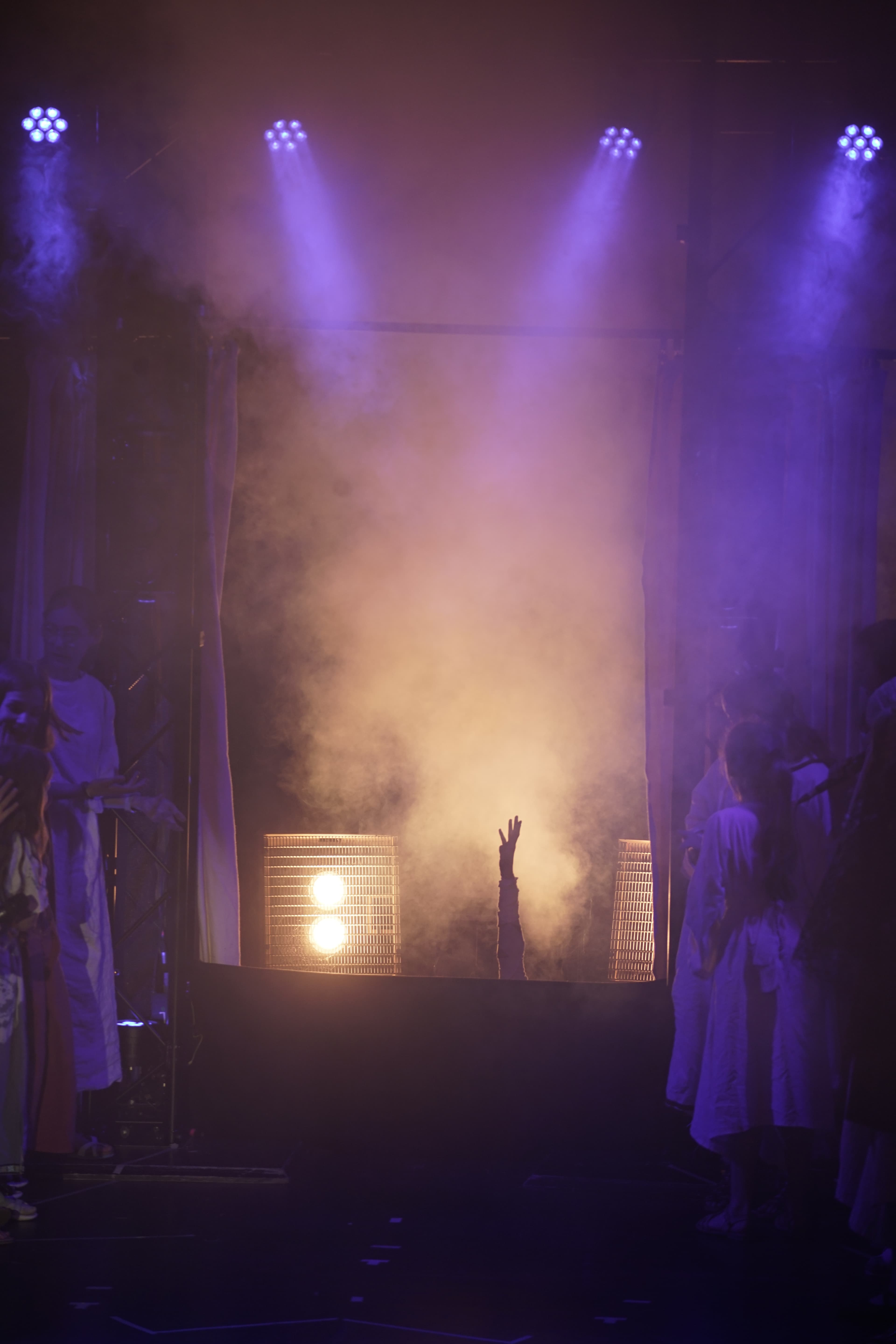 Atmosphärisch beleuchtete Musicalbühne